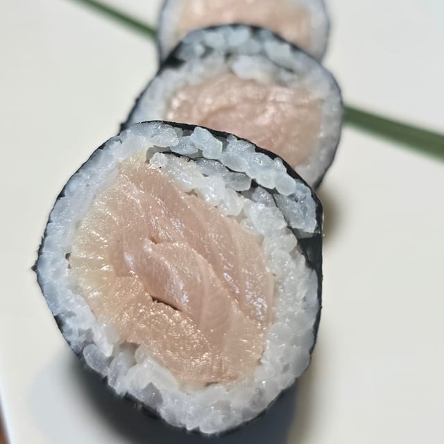 Yellowtail Cut Roll.